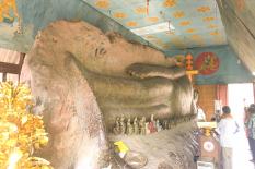 Tour de chute d'eau de Kulen - parc national de montagne de Kulen - Bouddha inclinable de mille de fleuve de la rivière - reclining-buddha-kulen-mountain.jpg