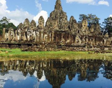 explore les temples royaux d'Angkor Wat