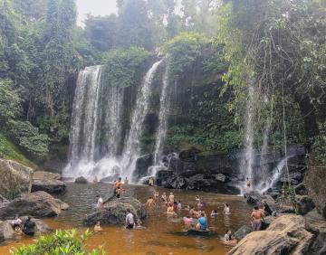 Tour de chute d'eau de Kulen - parc national de montagne de Kulen - Bouddha inclinable de mille de fleuve de la rivière
